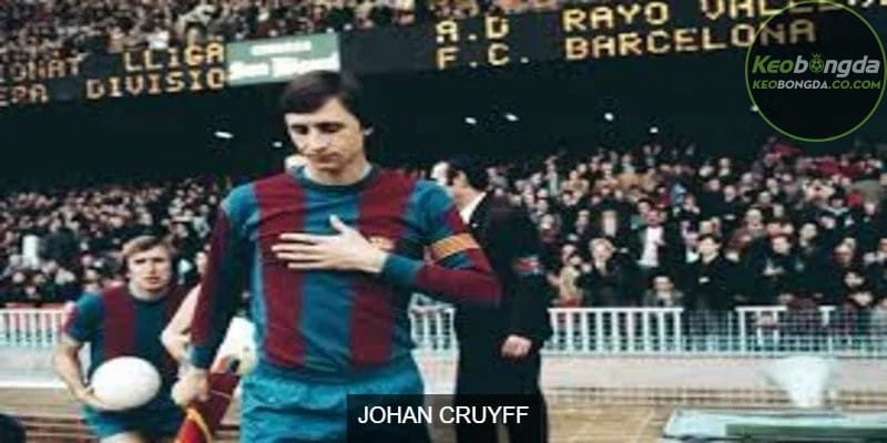 Cruyff chuyển đến Barcelona với mức phí chuyển nhượng kỷ lục thế giới